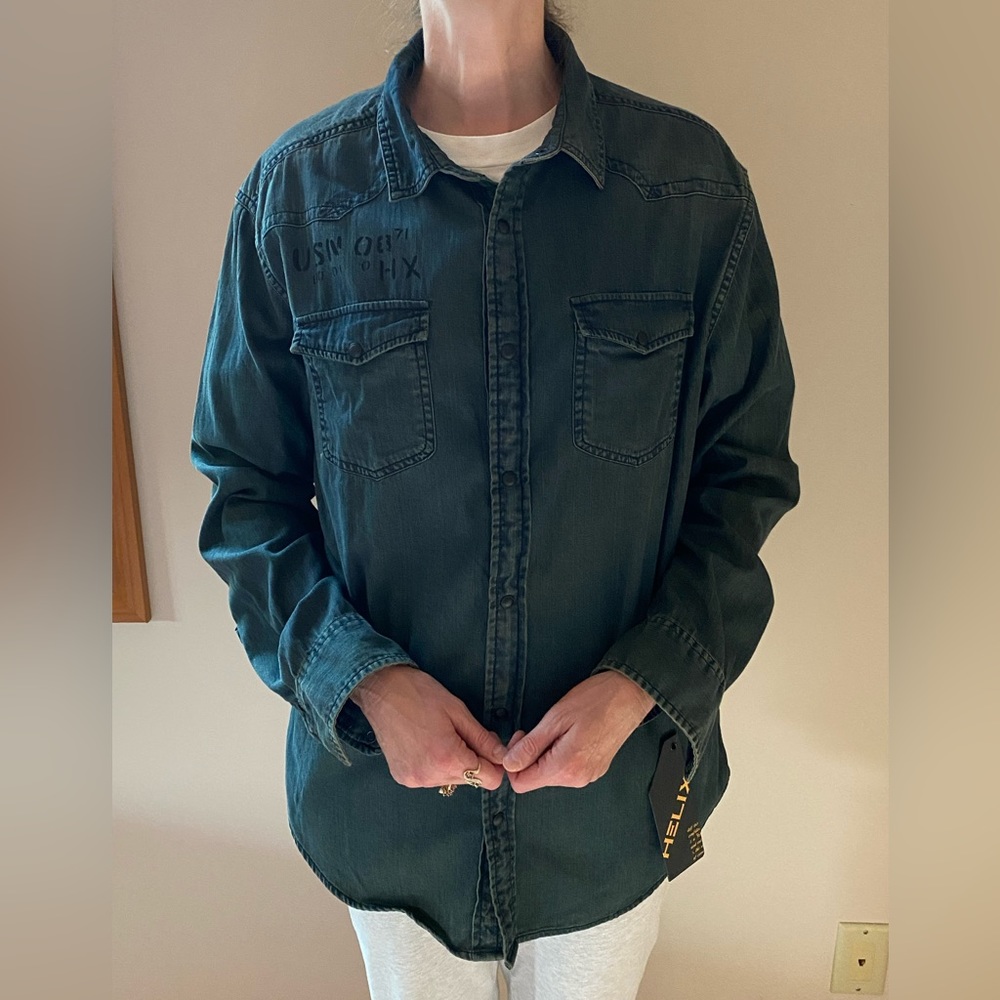 Vintage Men’s Athletic Fit Helix Brand Button Down Shirt.